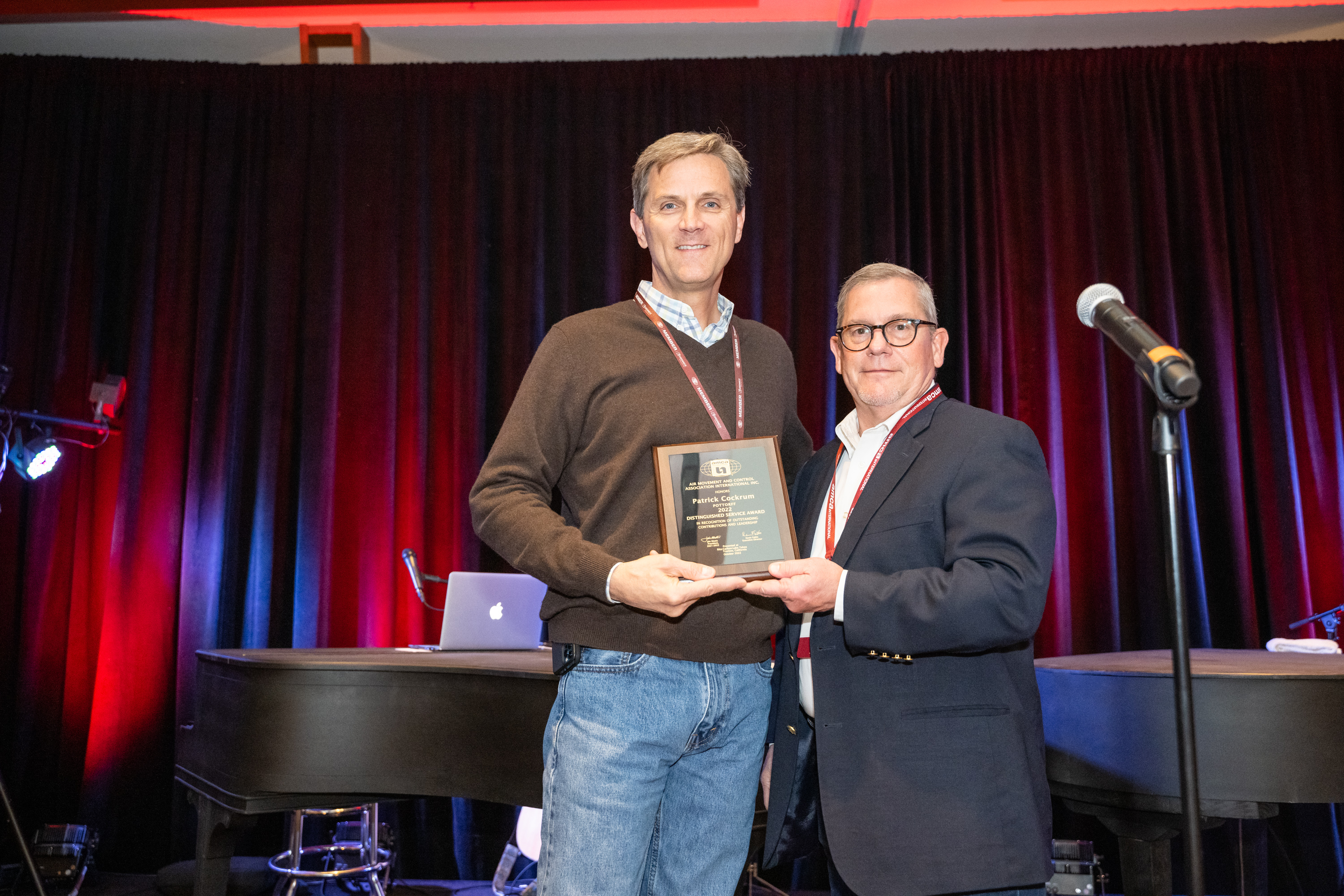 AMCA 2021-2022 President Jim Meats (right) presents the AMCA Distinguished Service Award to Pat Cockrum.